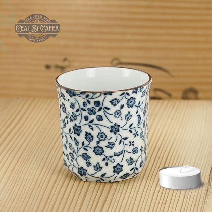 Hanakarakusa Guinomi Mini Cupă Japoneză din Porțelan cu Decor Floral Indigo