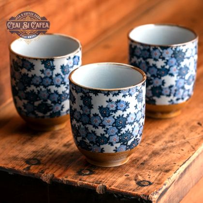 Ao Sakura Yunomi – Cupă Japoneză din Ceramică, Decor Sakura Albastru