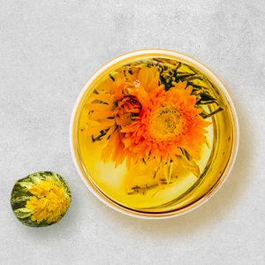 Marigold & Peach Blossom, Blooming Tea, Flowering Teas - bile de ceai verde înfloritor cu aromă de piersică