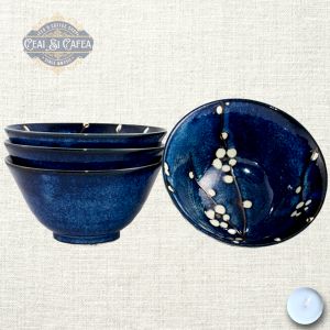 Yozakura Chawan – Bol Japonez din Ceramică Artizanală, Flori de Cireș pe Glazură Albastră